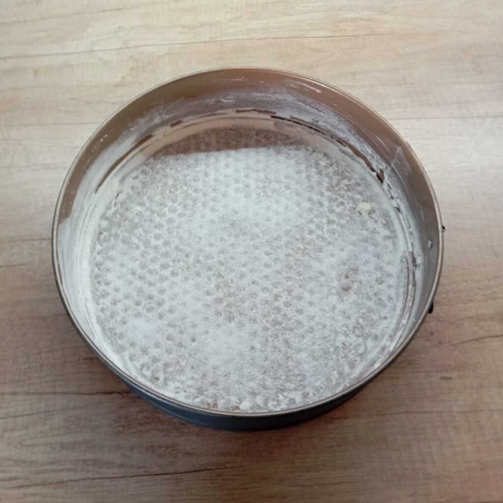 A 24 cm baking pan greased with butter and sprinkled with flour and sugar.
